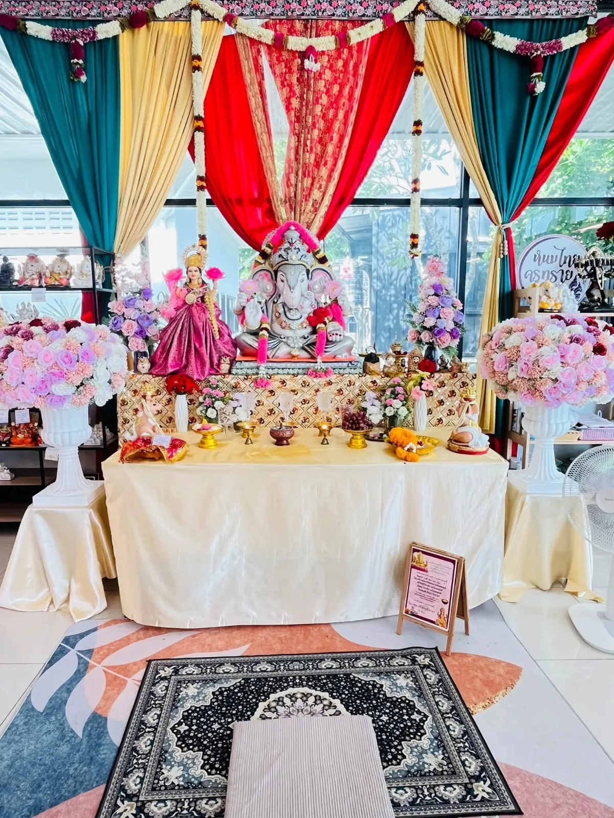 ห้องบูชาพระพิฆเนศและพระแม่ลักษมีภายในร้านหนมไทยครูทราย จัดโต๊ะขนมถวาย
